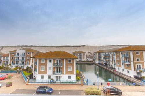 Seafront Apartamento | Stylish Seaside Stay – Brighton Marina Views
