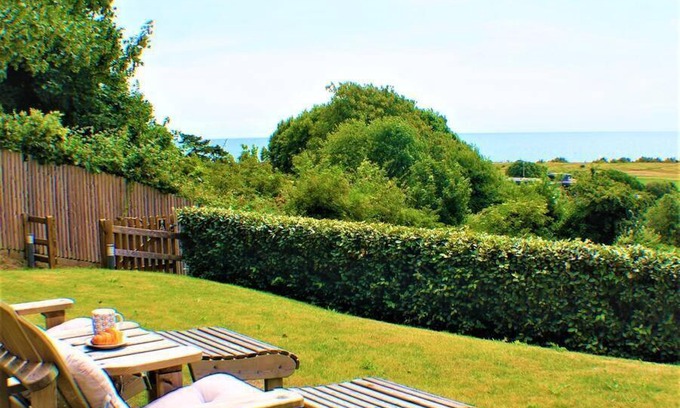 Hythe Casa | Stylish Seaview House with Hot Tub