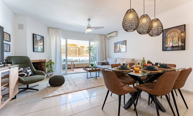Torrequebrada Chalet De Esquí | Stylish Seaview Townhouse: 3BR, Pool, 4 Terraces,