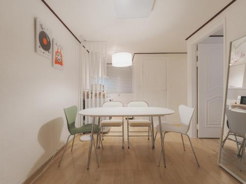 Jayang-dong Apartamento | Stylish Seongsu Apartment with Hot Spot Vibes, accommodates 6 people with 3 beds