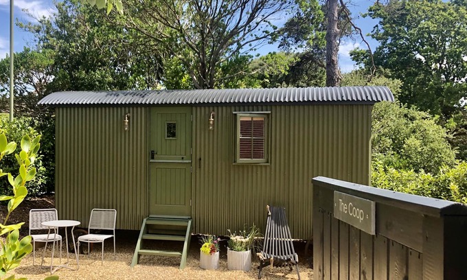 New Forest District Cabina | Stylish shepherd's hut, 10 mins walk from beach and village