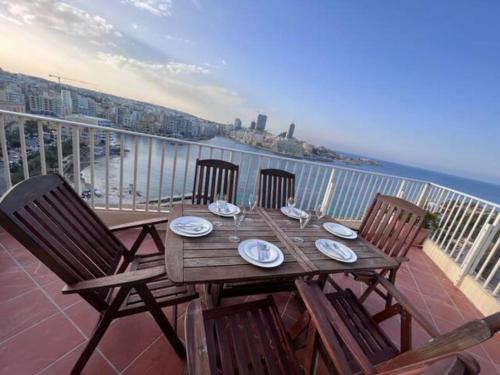 Tower Road Apartamento | Stylish Sliema Apt with Stunning Sea Views
