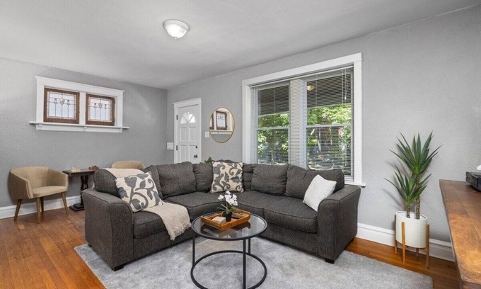 St. Louis Casa | Stylish South City 2BR w/ Garage & Blazing Wi-fi