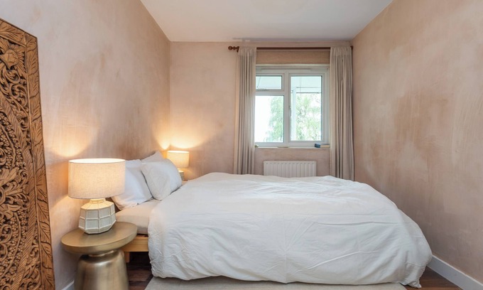 Canbury Apartamento | Stylish & Spacious 2-Bed Flat with Parking