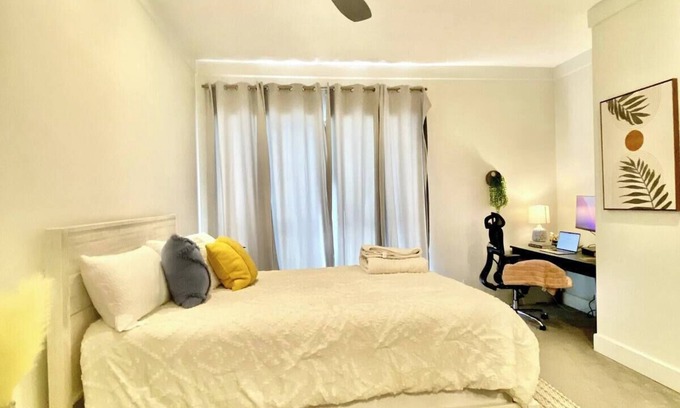 West Los Angeles Condominio | Stylish & Spacious 2,000 sq ft in Brentwood