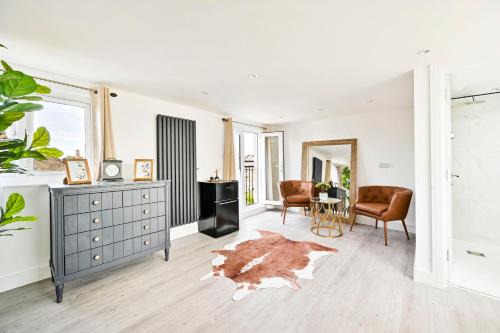East Ham South Casa | Stylish & Spacious 4BR Home