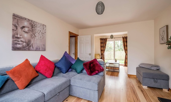 Lisburn Casa | Stylish & spacious entire 3+1BR house in Lisburn(near Belfast)with parking