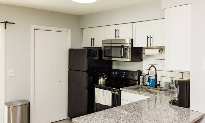 Carrboro Casa | Stylish & Spacious ★ Pets OK ★ Monthly Townhome