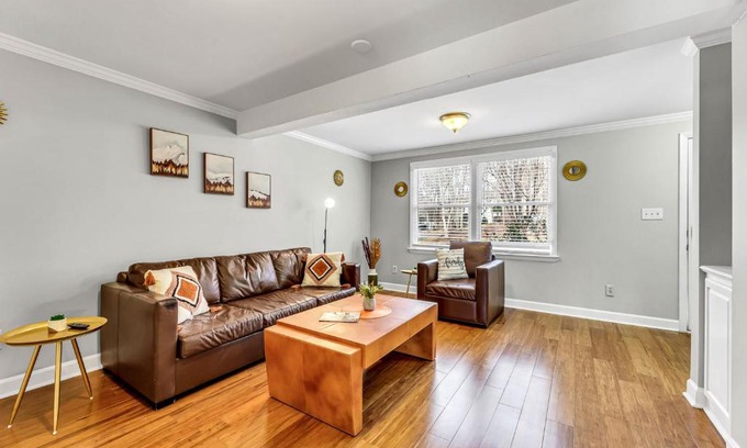 Greensboro Apartamento | Stylish, spacious Uptown Condo! Perfect for large families and groups! Private patio! Minutes from downtown and airport!