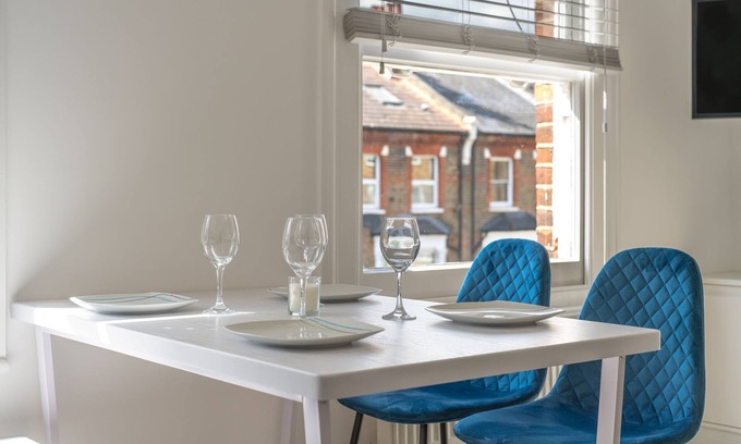 Queen's Park Apartamento | Spacious and Modern 2 Double Bedroom Private Apartment