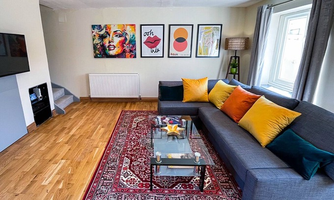 Saintbury Casa | Stylish Stratford-upon-Avon Stay -Sleeps 6 - Secure Gated Parking