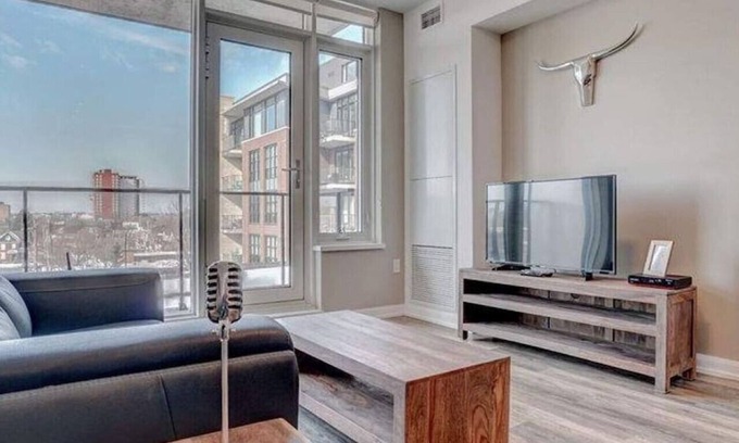 Hintonburg Apartamento | Stylish Studio Escape near Suya Palace with Terrace