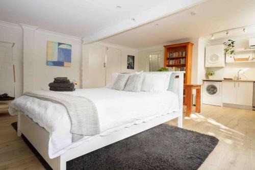 Annandale Casa | Stylish Studio in Heart of Annandale Village