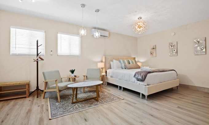 La Puente Casa | Stylish Studio, King Bed, Smart TV, Kitchen Essentials, Onsite Laundry, and an Ideal Location for Shopping and Culinary Adventures.