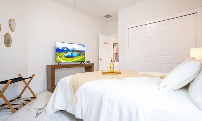 Temple Crest Apartamento | Stylish Studio located within walking distance of Busch Gardens in Tampa, FL