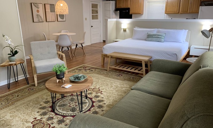 Hernando Apartamento | Stylish Studio near Hernando Town Square! Great Location!