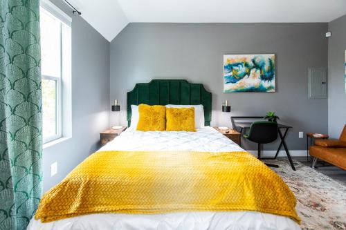University Heights Apartamento | Stylish-studio-walker's-paradise-wifi-ac