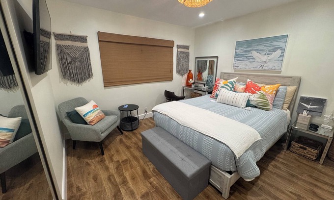 Ladera Heights Casa | Stylish suite near beach & LAX—private entry, vibrant decor, cozy comfort.