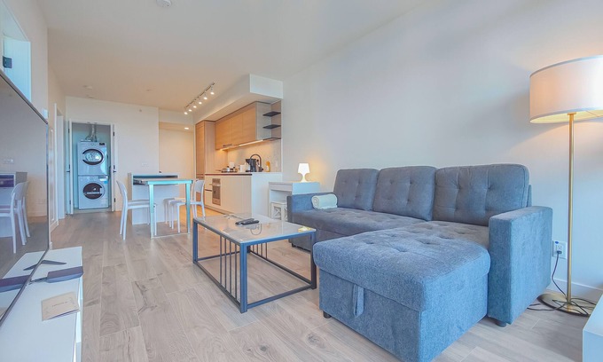 Surrey Condominio | Stylish Surrey Downtown Condo Perfect for Couples