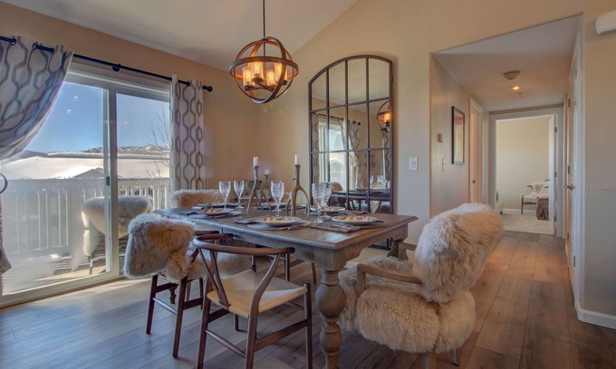 Steamboat Springs Condominio | Stylish Top-Floor Condo | Walk to Ski Area!