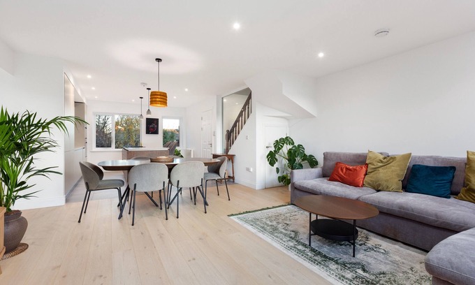 Ballsbridge Casa | Stylish Townhouse in Central Dublin, 10 mins walk to RDS/Aviva, Free Parking!