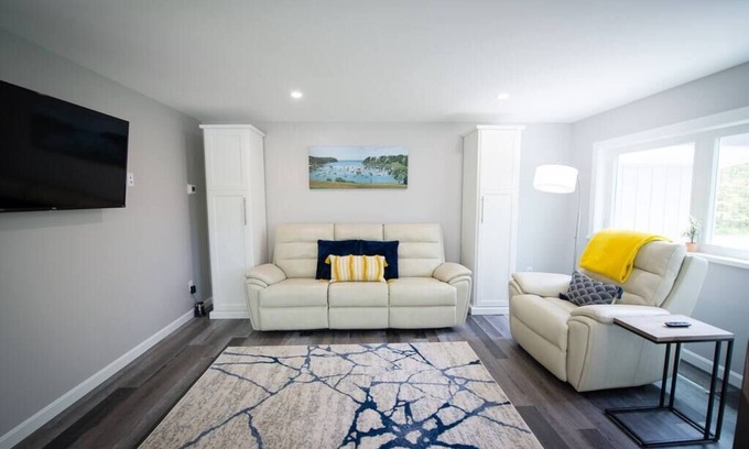 Harpswell Apartamento | Stylish Treetop Loft with Balcony and Ocean Views