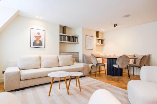 Quartier de la Place-Vendome Apartamento | Stylish Triplex with Amazing Terrace near Louvre