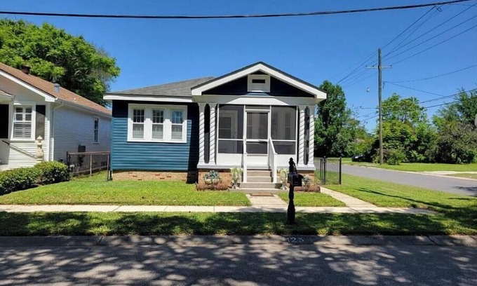 Chalmette Casa | Stylish Two-Bed Home with Spa Patio, Sunroom Gym