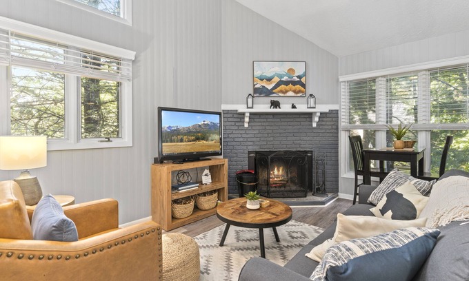 Wintergreen Condominio | Stylish-Updated-Central -Walk to Slopes-Dogs OK!