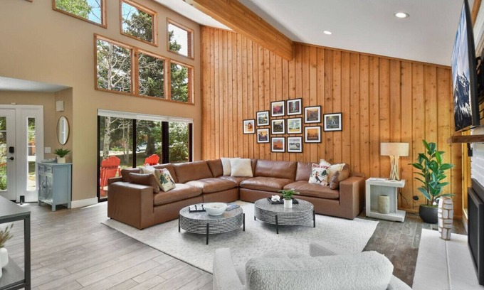 South Snyderville Basin Casa | Stylish, Updated, and Spacious Retreat: 3,600+ Sq Ft (twice the size of most others) – Walk to Cabriolet Lift