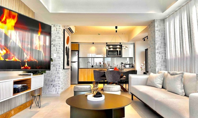 Viejo Arroyo Hondo Apartamento | Stylish Upscale Condo, Amazing Terrace with Pool, Great City Views, Near All
