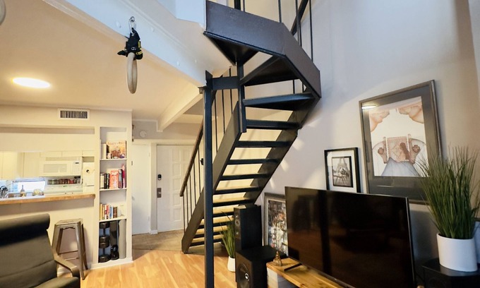 Turtle Creek Condominio | Stylish Uptown Dallas Loft: Pet-Friendly, Hi-Fi Sound, Private Patio & Grill