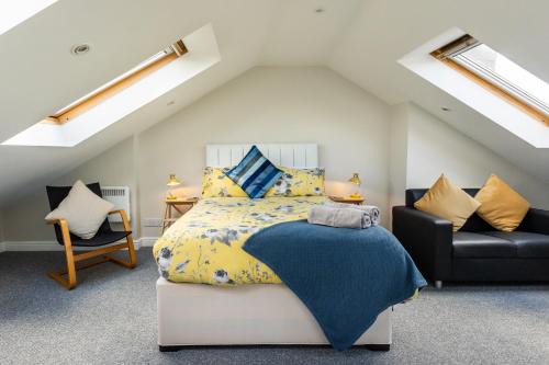 Staple Hill Apartamento | Stylish Urban Retreat- Fast WiFi & Private Ensuite