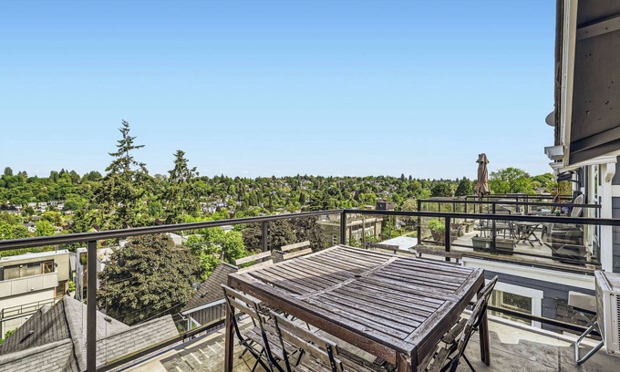 Mann Casa | Stylish Urban Townhome with Inspiring Eastern View