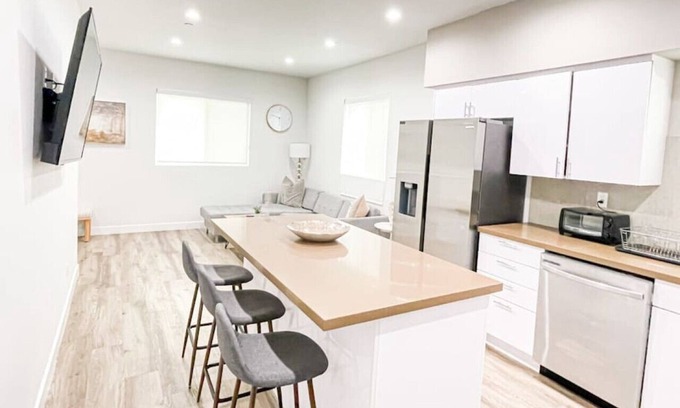 View Park-Windsor Hills Casa | Stylish Townhouse in Mid City -CR2-CUL