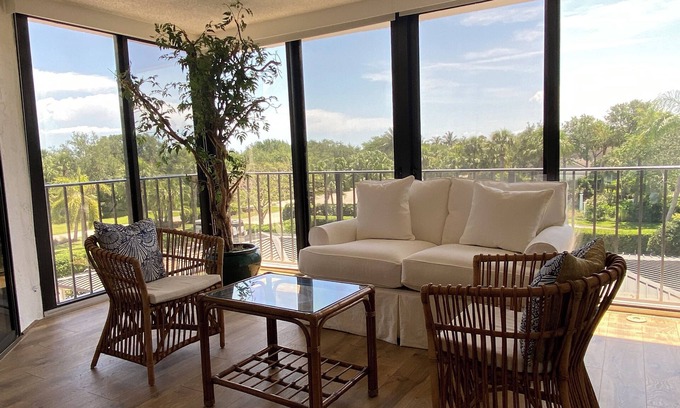 South Beach Condominio | Stylish Vero Retreat -- Minutes from downtown with Moorings private beach access