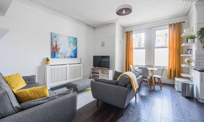 Croham Casa | Stylish Victorian Flat | 3 Min Walk to Station