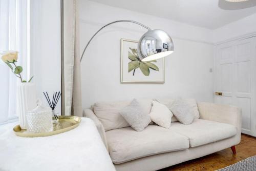 Runnymede Casa | Stylish Victorian 3 Bed House Huge Garden/Parking