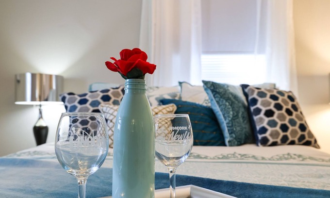Pittston Casa | Stylish Victorian Oasis Great Location 2 Queen Beds close to Airport