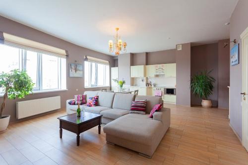 Obolon' Apartamento | Stylish views Apartments in the parasol. Parus .Obolonskaya embankment