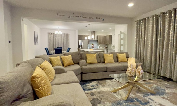 Maple Valley Casa | Stylish Villa: Newly built graceful house