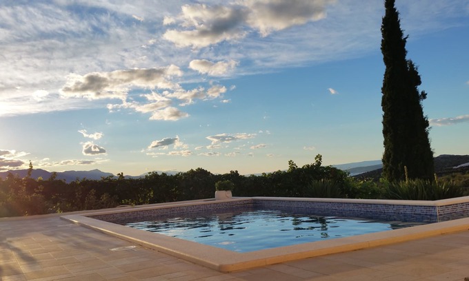 Plano Villa | Elegante villa ***** con piscina climatizada y vista al mar, wifi gratis