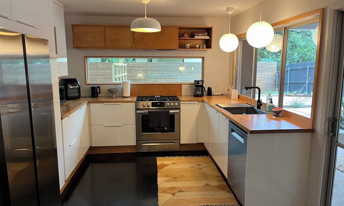 West Congress Casa | Stylish WEST CONGRESS home, Large yard, 2 Bedroom, work space, 31 DAY MINIMUM