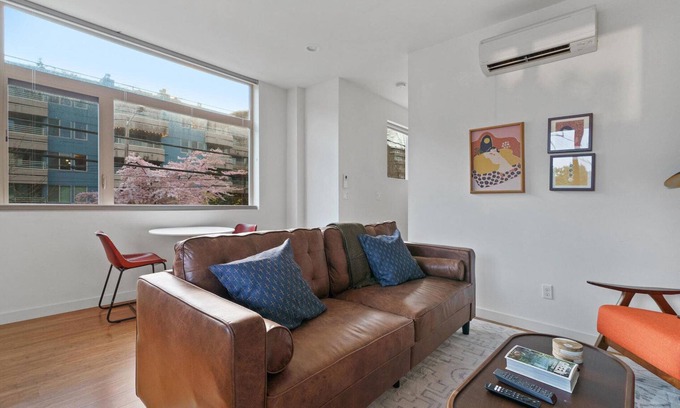 East Queen Anne Casa | Stylish Westlake 2BR, nr Shopping & Entertainment, by Blueground
