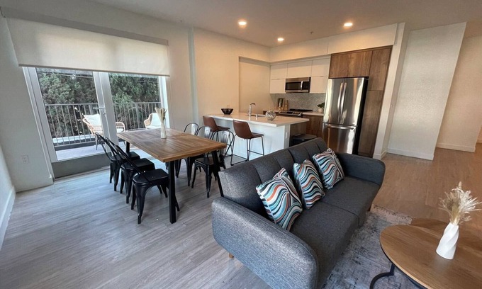 West Los Angeles Hotel | Stylish Westwood Apartment