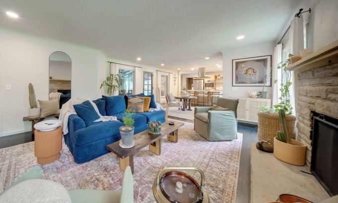 Willoughby Casa | Stylish Willoughby Hills Retreat w/ Fireplace!