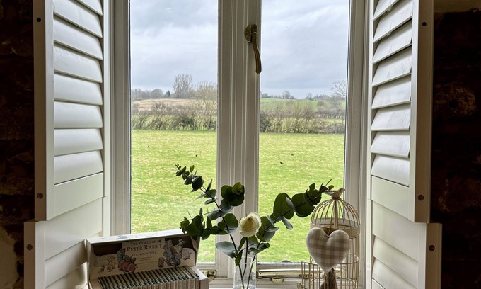 Whitley Casa | Stylish Wiltshire Country Cottage Retreat with Garden