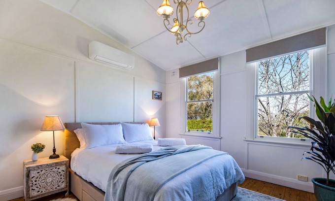 Bundanoon Cabaña | Stylishly charming 2 bedroom country retreat - 300m from village