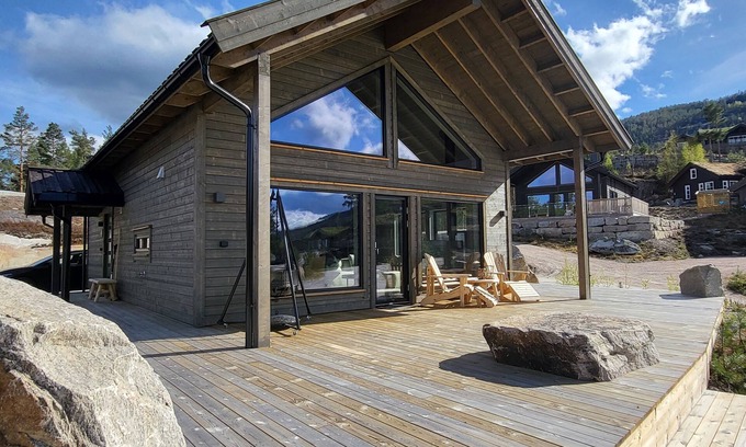 Kviteseid Cabina | Stylishly furnished chalet with a large terrace in Vrådal