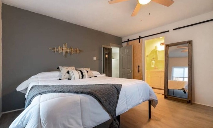 University Heights Casa | Stylishly Small House @Nob Hill/UNM Area /King Bed